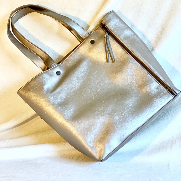 Neiman Marcus Handbags - NEIMAN MARCUS EUC Expandable Platinum Tote Neiman Marcus Handbags - NEIMAN MARCUS EUC Expandable Platinum Tote